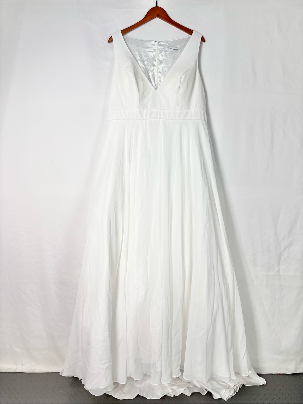 NEW IEENA For Mac Duggal White Sleeveless V Neck Chiffon Ball Gown‎ Size 16 Plus